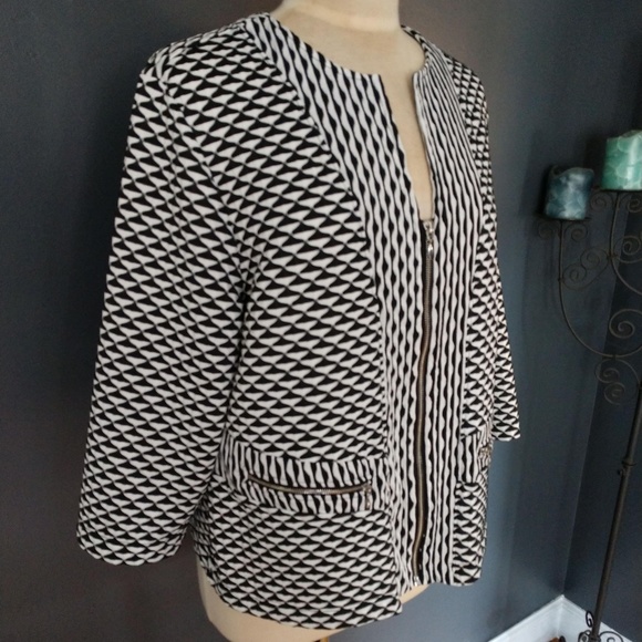 Black and white zippered front jacket - Picture 3 of 6